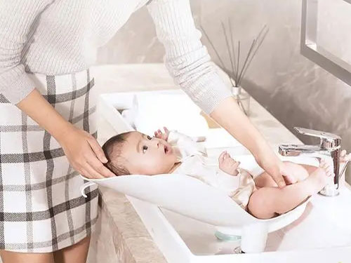 怎樣給嬰兒洗屁股？